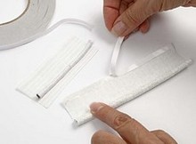 Hrubší špagát zatočte do bieleho filcu a zlepte obojstrannou lepiacou páskou